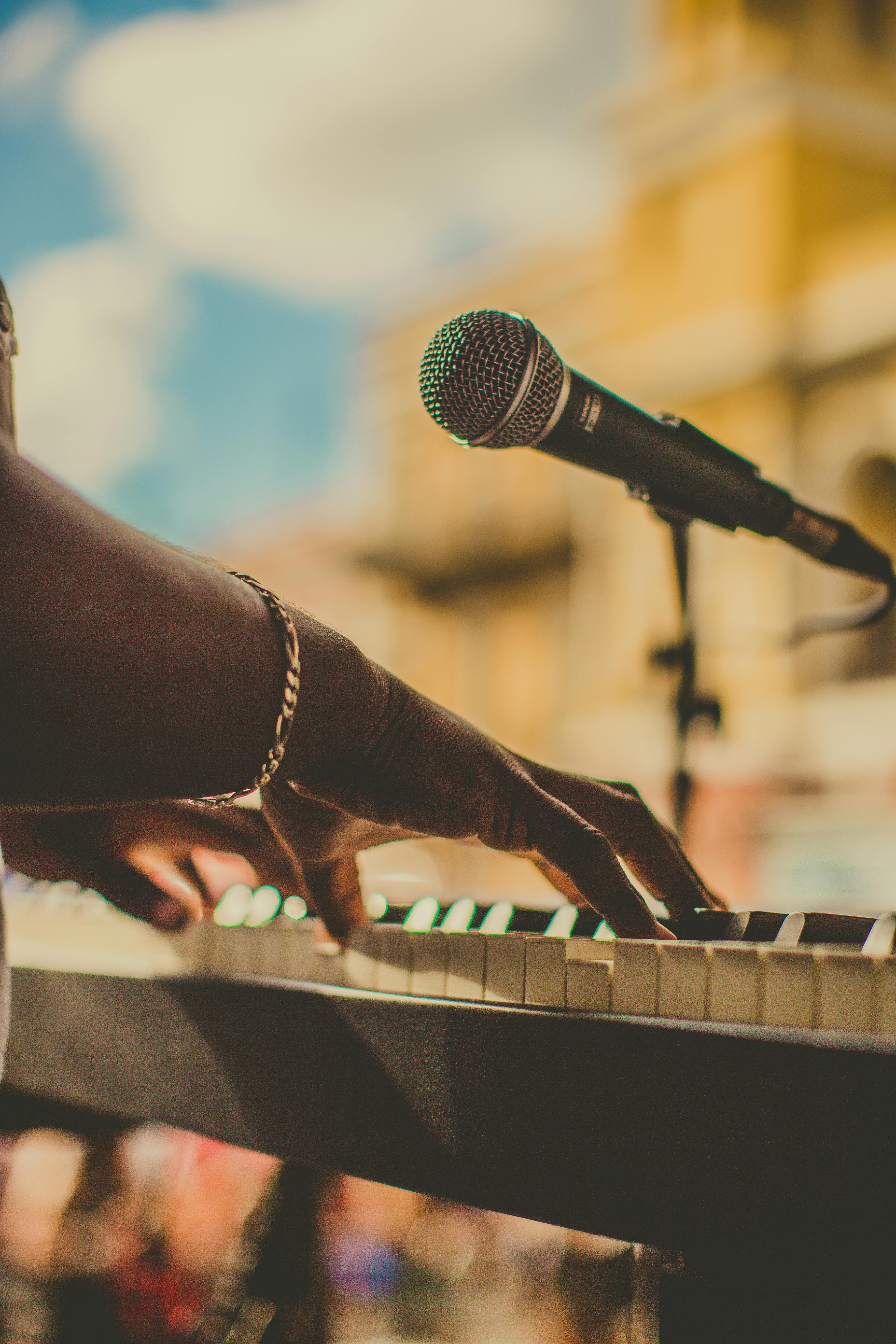 An artist at the piano with his microphone